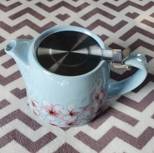 Sky blue floral tea pot, new without tags